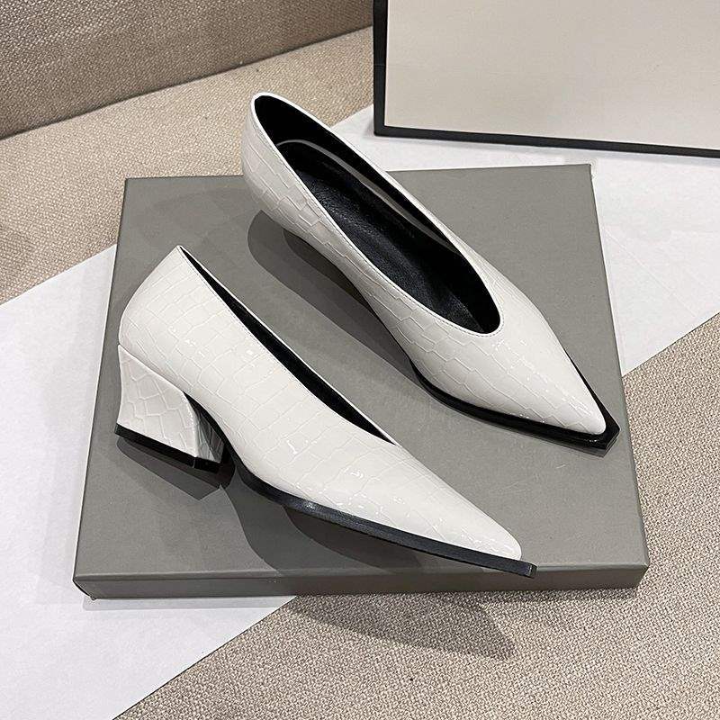 

2025 осень и зима новая модель острый носок V-образный вырез толстый средний каблук лакированная кожа одинарная обувь женская мягкая змеиная кожа универсальный клиновидный каблук ретро гран 42 белый