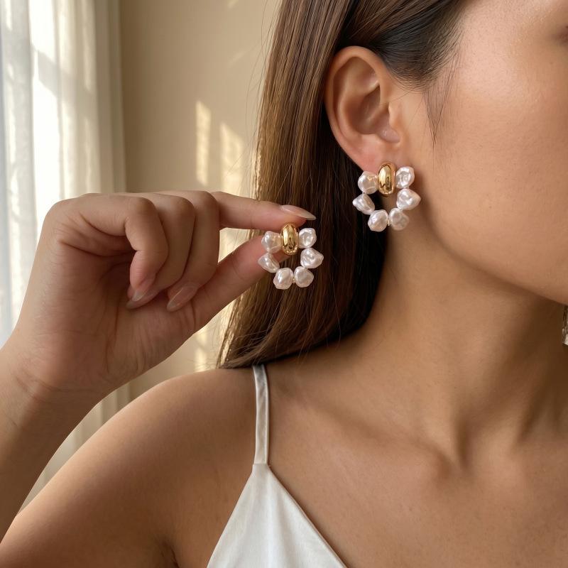 South Korea's new super fairy temperament pearl stud earrings women's light luxury small high-end sense metal stud earrings Internet celebrity ear