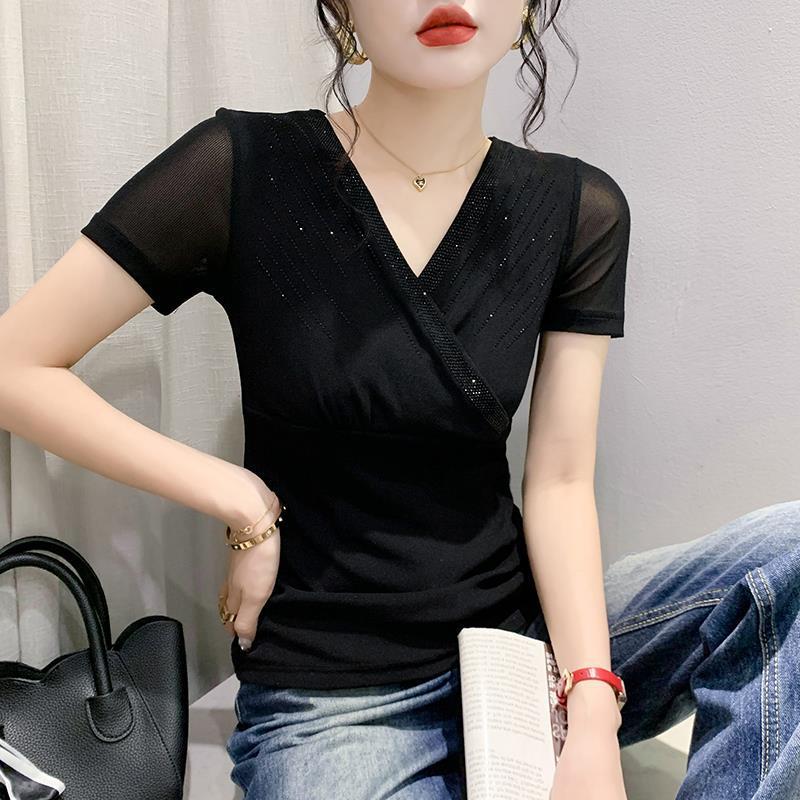 European Spring/Summer 2023 V-neck Mesh T-shirt with Rhinestone Cutout: Women's Fashionable Slimming Base Shirt
