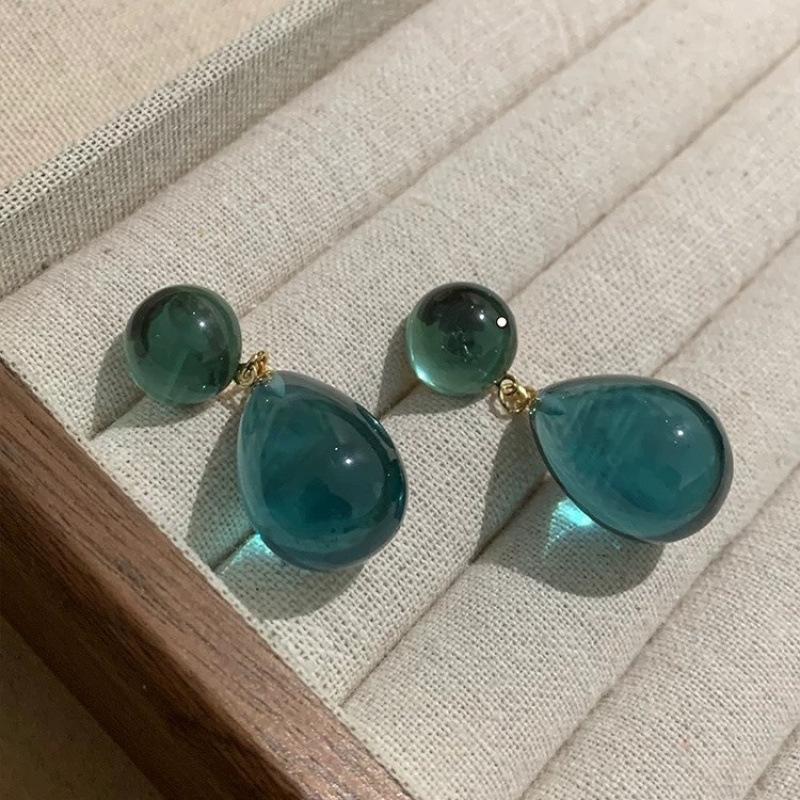 

New high-end retro sea green earrings for women, niche design clear ice blue stud earrings geometric water drop earrings