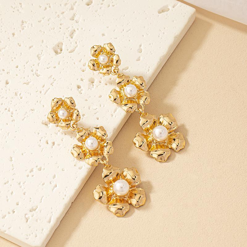 

Korean Minimalist French Retro Pearl Flower Stud Earrings for Women