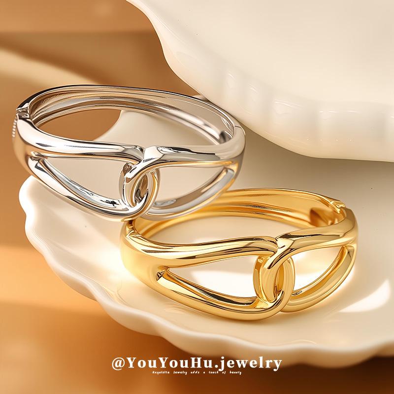 Elegant Minimalist Hollowed-Out Luxury Bracelet - Cold Style Design