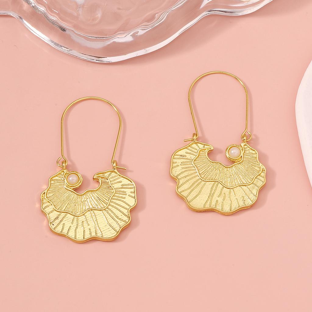 The golden shell earrings exude a retro charm and are trendy and fashionable. The earrings are versatile and elegant with a light luxury style