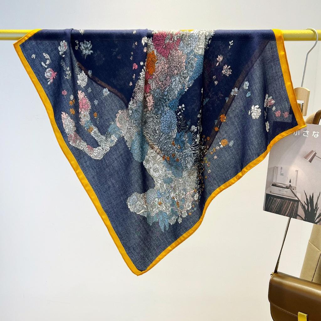 Retro light luxury high-end carriage cotton and linen scarf, spring and autumn new 71cm small square scarf, foreign-style decorative versatile scarf