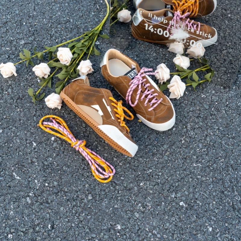 Auf Lager, erhöhen Sie die Höhe und machen Sie alte Sterne, kleine schmutzige Schuhe, Damen-Board-Schuhe, neues vielseitiges Nischendesign, lässige Riemen, Freizeitschuhe