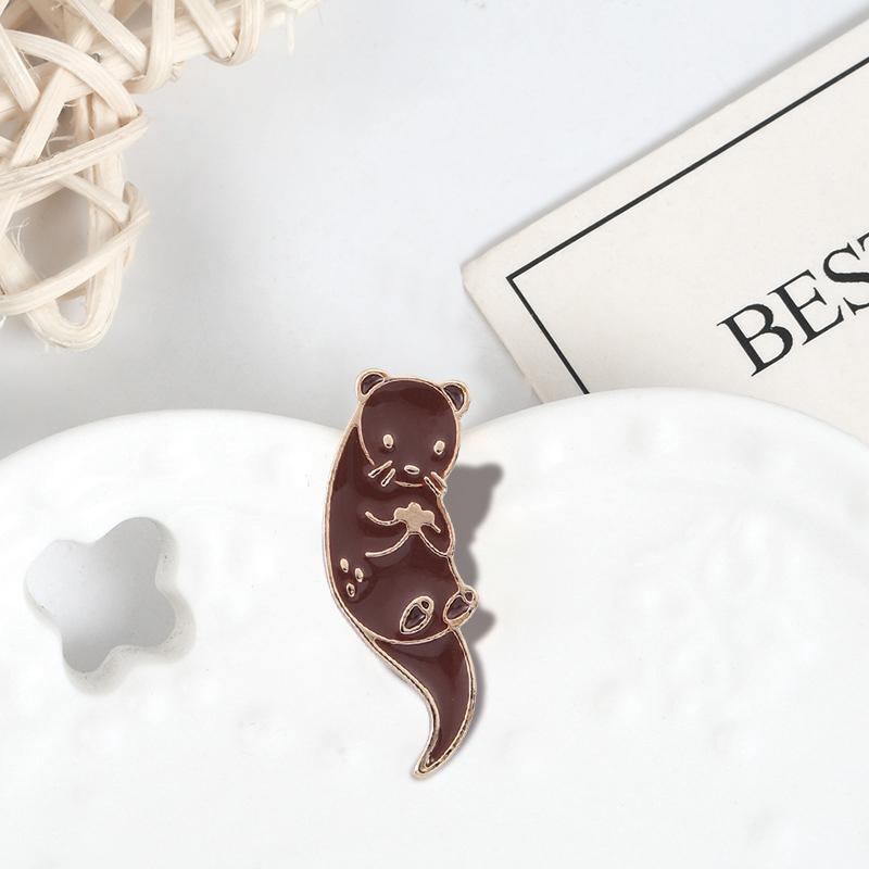 Hugging Ice Block Brooch Pin Cartoon Otters Holding Hands Badge Fashion Enamel Lapel Pins Jewelry Gift for Kids Lovely Sea Otter