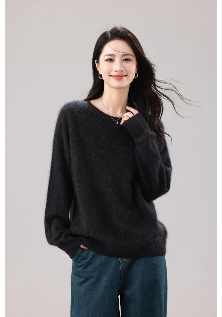 Women's Seamless Round Neck Sweater: 90% Wool, 5% Cashmere, 5% Silk.