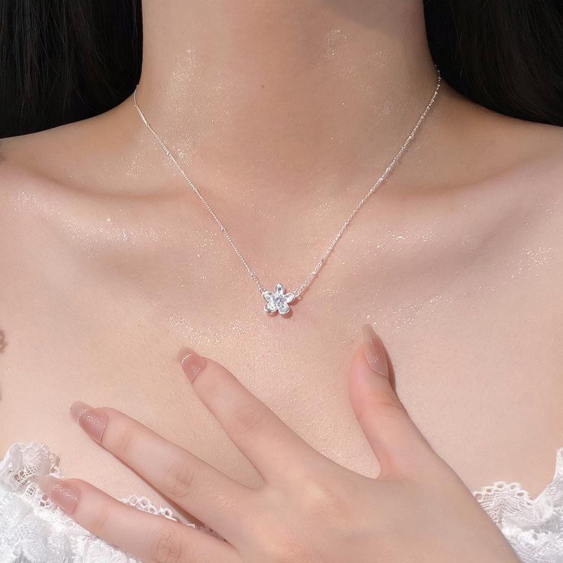 Słodki naszyjnik z kwiatów dla kobiet w nowym stylu: Prosty, modny, wykwintny, mały i świeży temperament