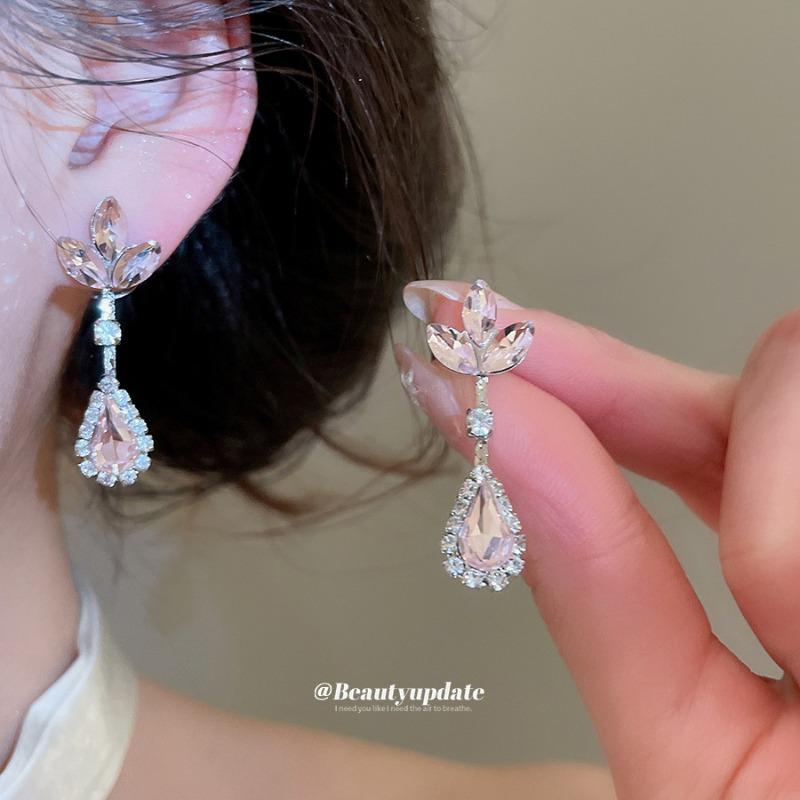 Diamond-encrusted flower stud earrings necklace, sweet and elegant fashion temperament jewelry set, light luxury and high-end jewelry women