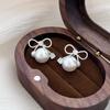 S Simple and stylish high-end earrings, earrings, small and delicate bow pearl stud earrings.