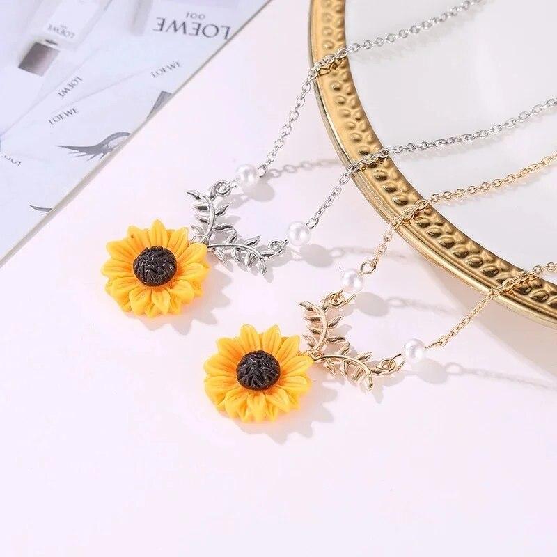 Fashion Delicate Sunflower Pendant Choker Necklaces for Women Imitation Pearls Jewelry Necklace Clothes Accessories