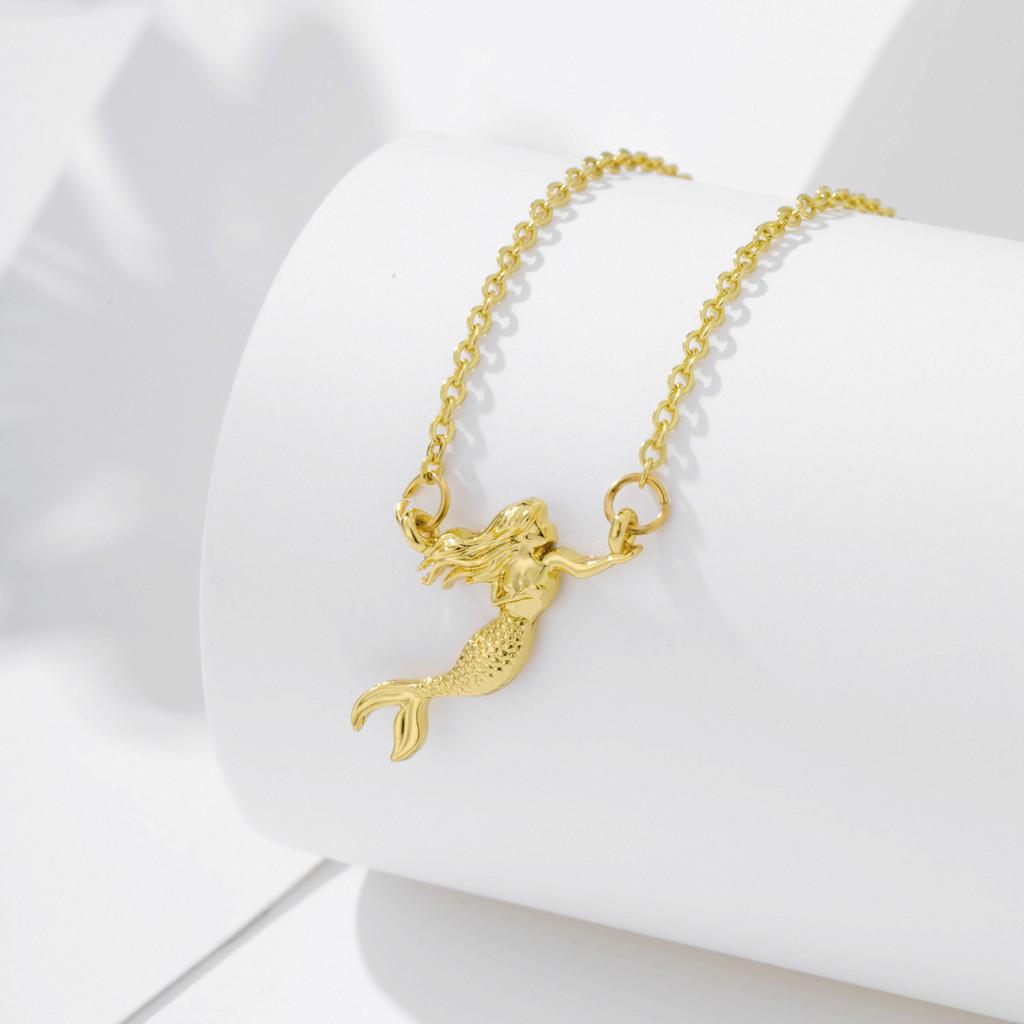 Beautifully Alloy Crafted Moon And Leaf Pendant Necklace With Dazzling Embellishments Rhinestone