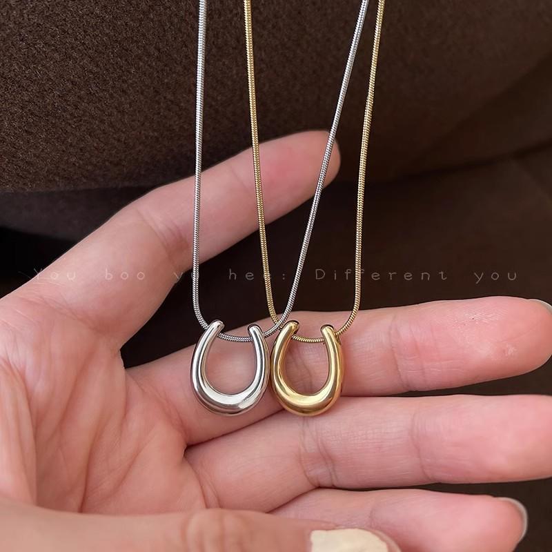 Golden horseshoe pendant necklace popular simple sweater chain decorative accessories