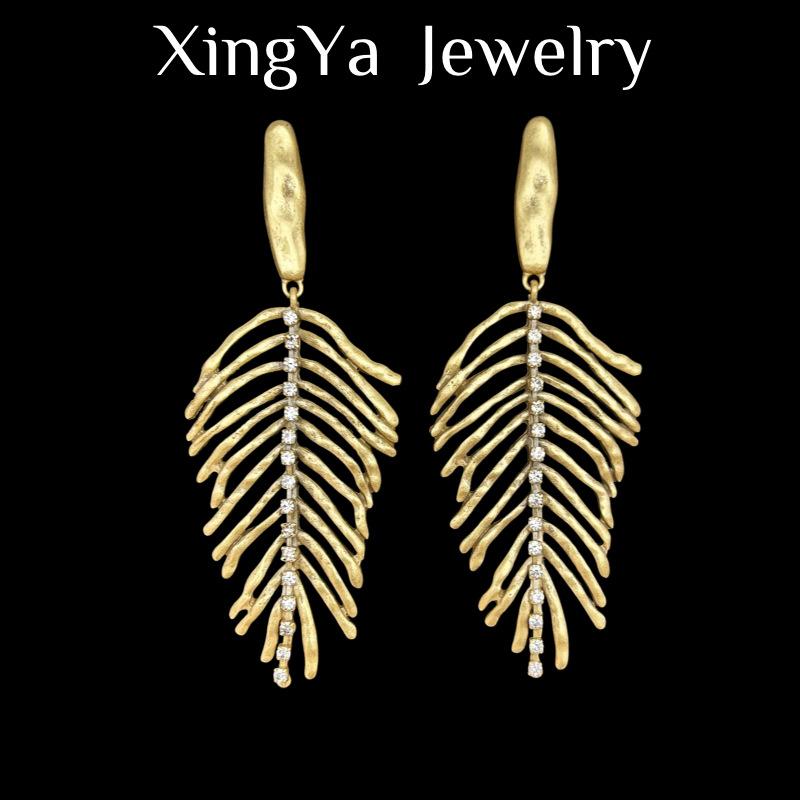 Vintage Heavy Industry Retro Gold Hollow Out Dynamic Leaves Exaggerated Niche Design High End Ear Nails New Style