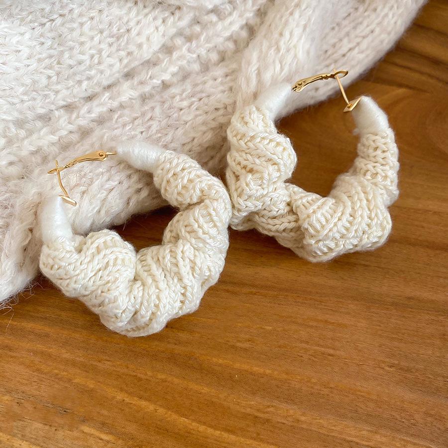 

Silver Needle Geometric Wool Knit Hoop Earrings - Retro High-End Fashion for Women бежевий