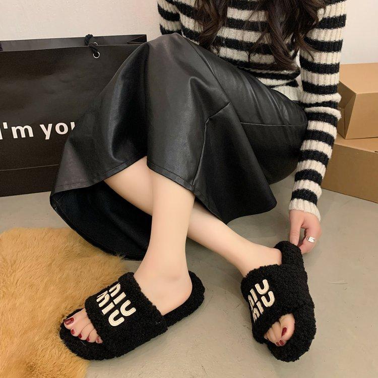 

Thick bottom fluffy slippers women wear 2025 new autumn and winter lamb fluffy Internet celebrity fashion home cotton slippers 35 чёрный