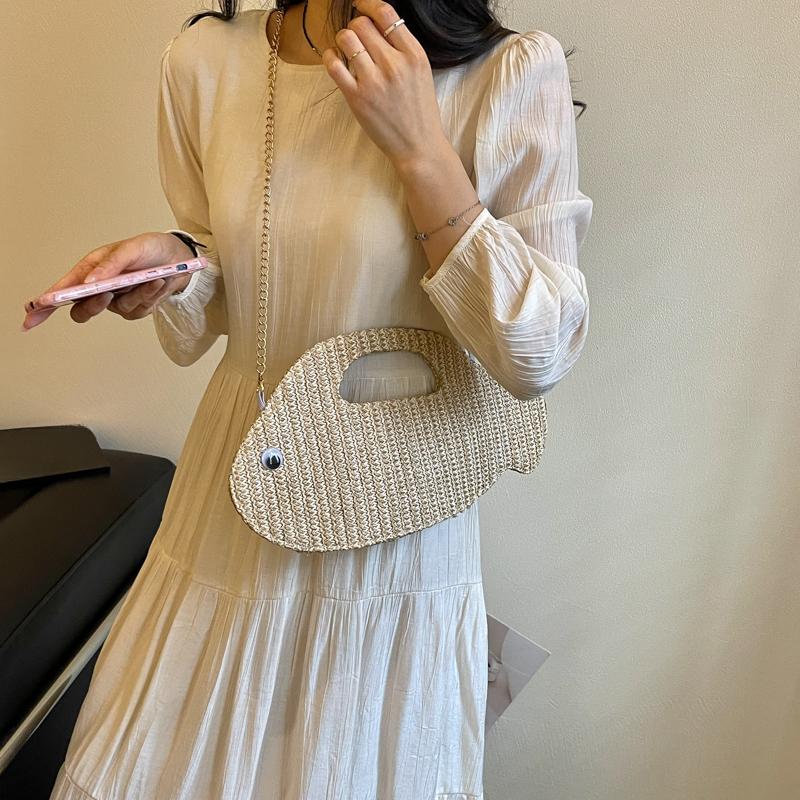 Cute Fish Shape Straw Clutch Bag for Women Handheld Woven Summer Beach Purse with Chain Strap Multicolor Hollow Weave Vacation Party Mini Handbag