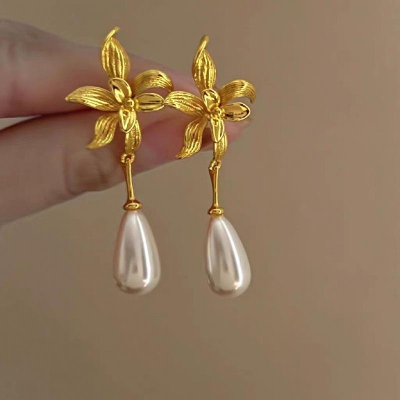 Light luxury personality French retro flower fringed earrings women, niche design high-end temperament pearl pendant earrings