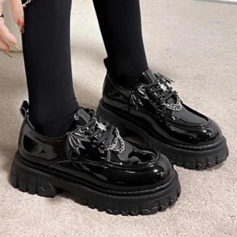 Fashion 2024 New Punk Wind Fashion Pumps Autumn Designer Devil Bat Wings Women Fashion Casual Platform Shoes Metal Chain Mary Jane Shoes