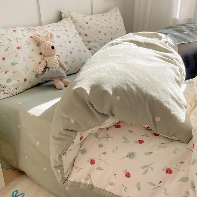 OEING Little Strawberry Rabbit 4-Piece Bedding Set
