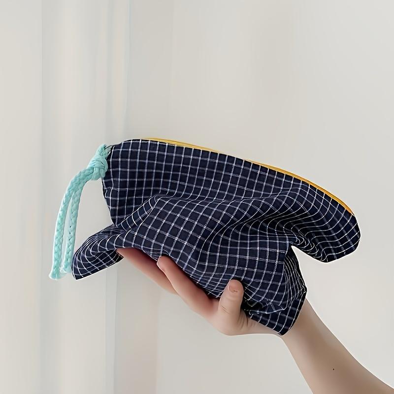 Women's Classic Small Checkered Coin Purse, Retro Contrasting Design, Portable and Large Capacity, Multifunctional Outdoor Storage Bag.