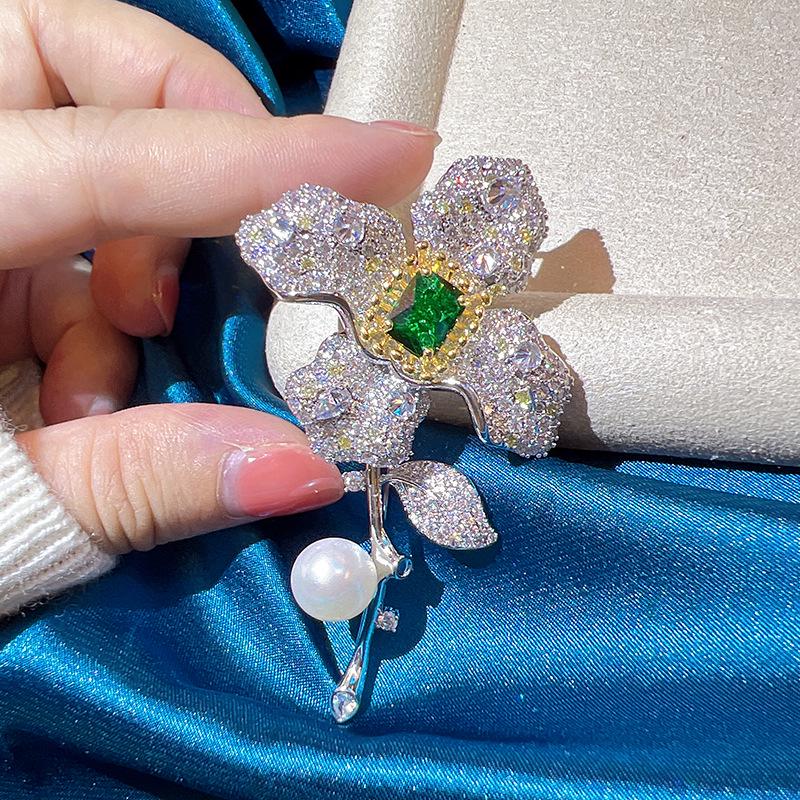 Emerald Four-Leaf Flower 3D Brooch: Gold-Plated with Zircon and Pearl Accent for Women