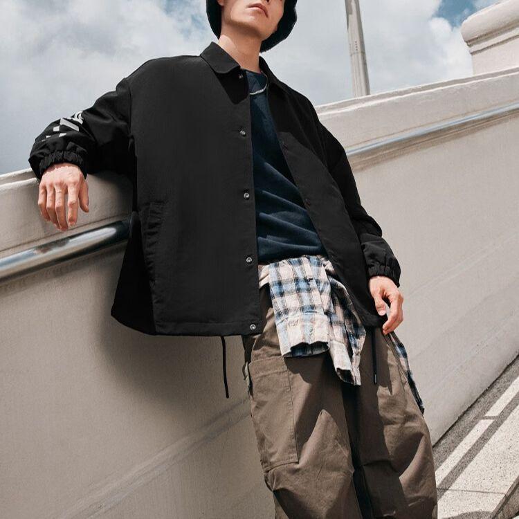 Li Ning Sports Lifestyle Serie Buchstabenlogo Bedruckte Polo Sportjacke Herren Jacke Schwarz AJDT739-1