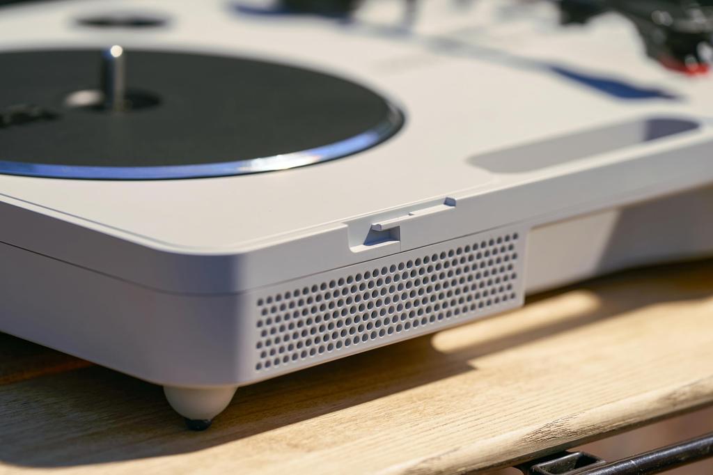 KORG handytraxx play Portable Record Player, Turntable/DJ Device/All-in-One/Optimized for Scratching/Digital Effects/Looper/Battery-Powered