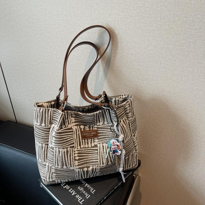 

Class commuter bag women s large-capacity new casual spring and summer versatile high-end shoulder tote bag темно-коричневого