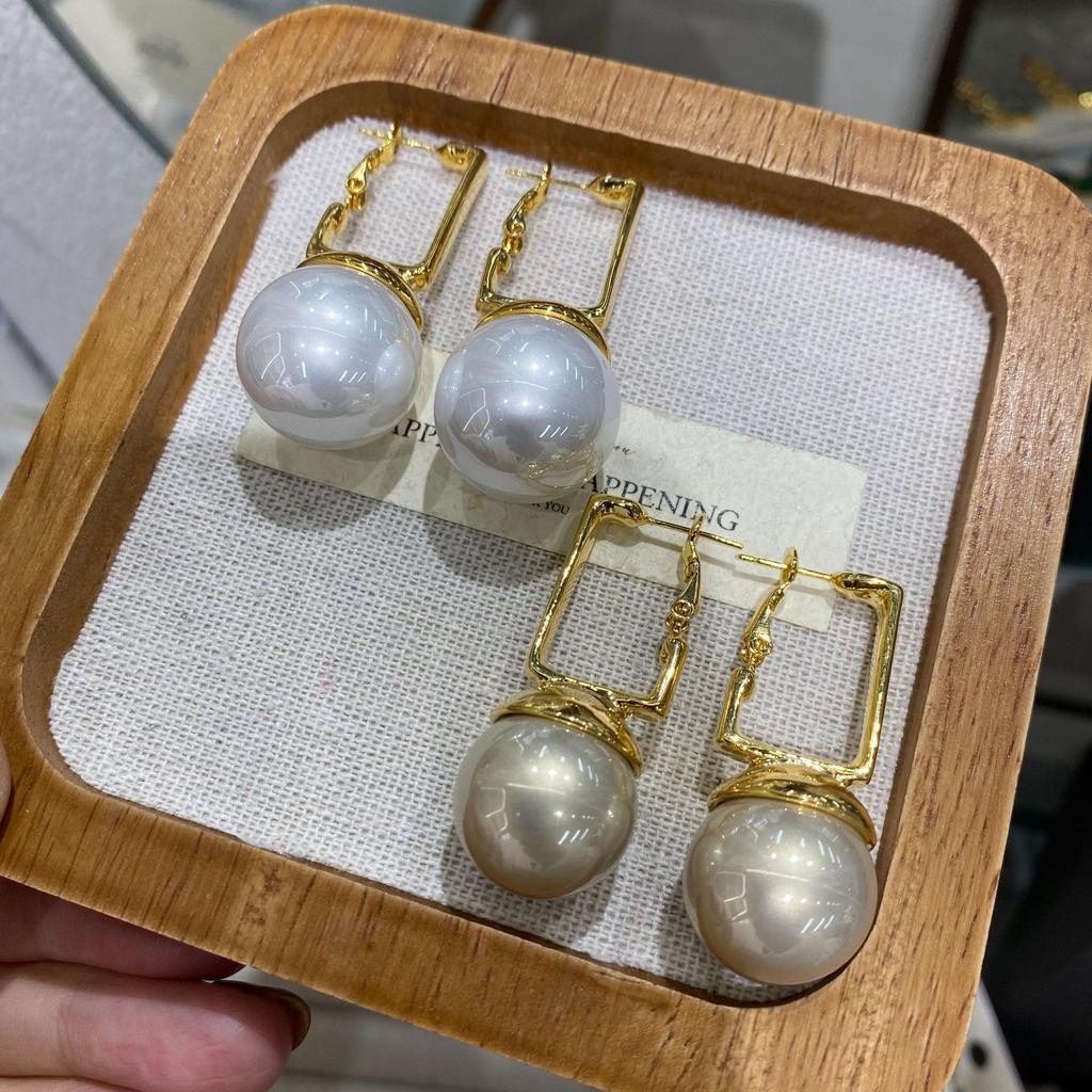 Design Square Buckle Round Pearl Earrings Exquisite 18K Three-Dimensional Geometric Earrings Fashionable High-End Jewelry
