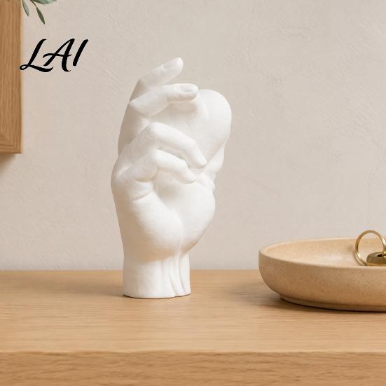 Scultura a Forma di Cuore Decorazione Mano Che Tiene Statuetta Stampata 3D Arredo Scultoreo Moderno Minimalista per Scrivania Accenti Romantici per Casa Accento per Libreria Comodino