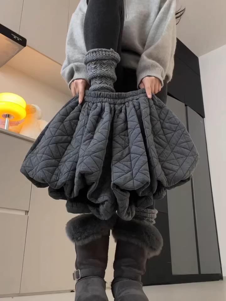 

Women s Dark Grey Quilted Wide-Leg Shorts: Warm & Comfortable, Elastic Waist, 2025 Autumn/Winter Collection Medium темно серый