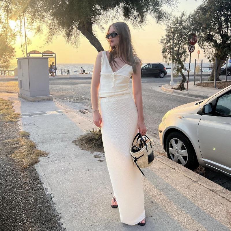 Summer Sleeveless Knit Crop Top Women Deep V Neck Sexy Backless Bow Vest Ladies Street Casual Tops Vacation Knitwear Tank Top 2024 New Fashion