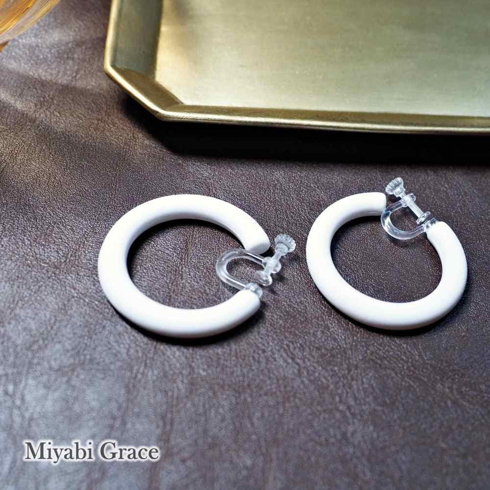 Boucles d'oreilles pour femmes Boucles d'oreilles populaires No Pain Blanc Épais Grand 40 mm Boucles d'oreilles créoles Boucles d'oreilles en résine Miyabi Grace Miyabi Grace Non percées Non percées