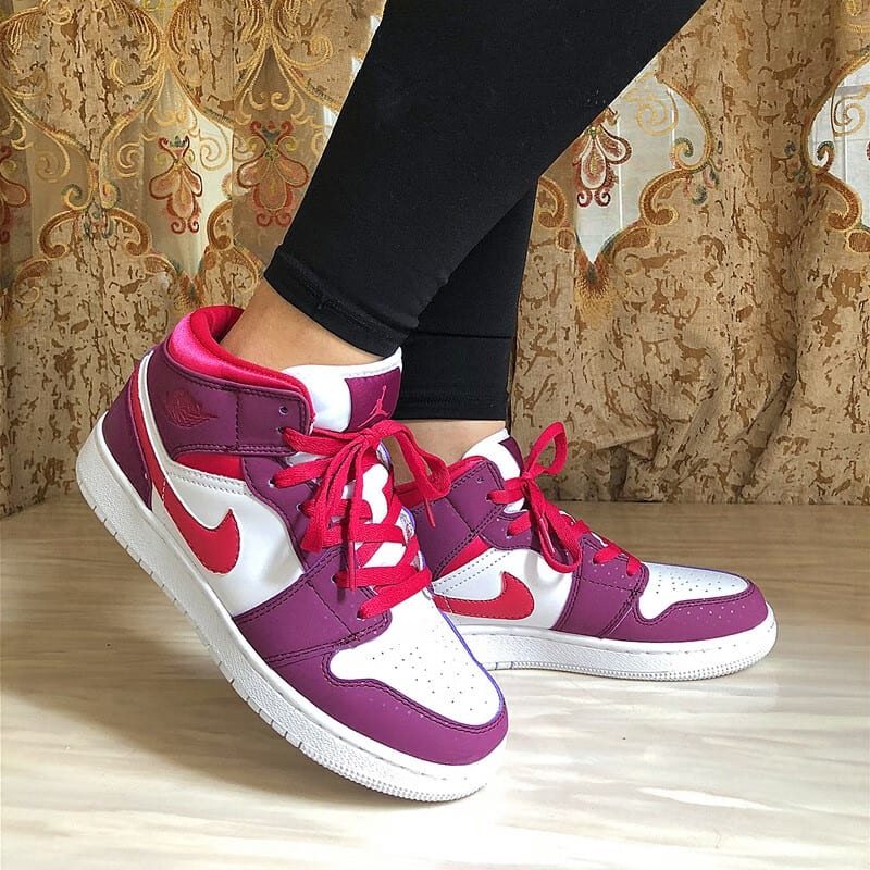 Jordan Air Jordan 1 Mid top Basketball Shoes White Purple Unisex 555112-661