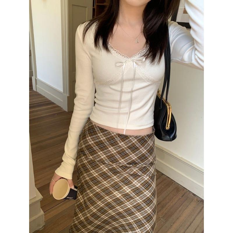 New Autumn/winter Neckline Patchwork Tight Lace Sweet Floral Lace-up with Chest Pad Woolen Warm Long Sleeve Top