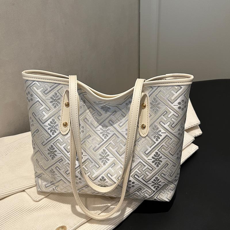 

Foreign feeling large capacity tote bag women s summer 2025 new casual handbag student class commute shoulder bag білий