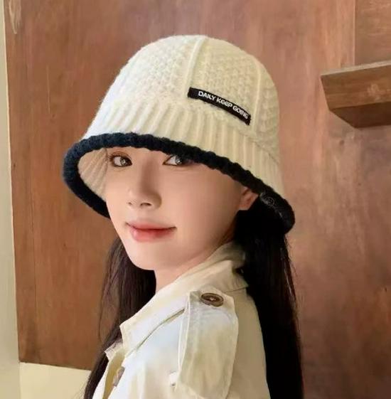 

Жіночий модний вовняний в язаний капелюх-відро – Стильний, теплий і такий, що робить фігуру стрункішою для осені та зими.