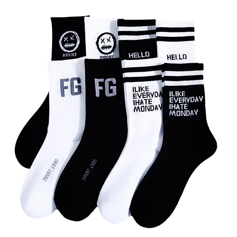 Zhuji Men's Trendy Black & White Mid-Tube Basketball Socks - Sweat-Absorbent, Breathable, Autumn/Winter.