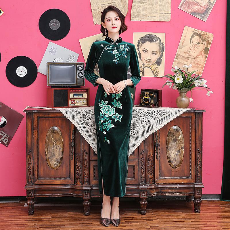 2025 Velvet Rhinestone Embroidered Cheongsam with Slim Fit and Three-Quarter Sleeves