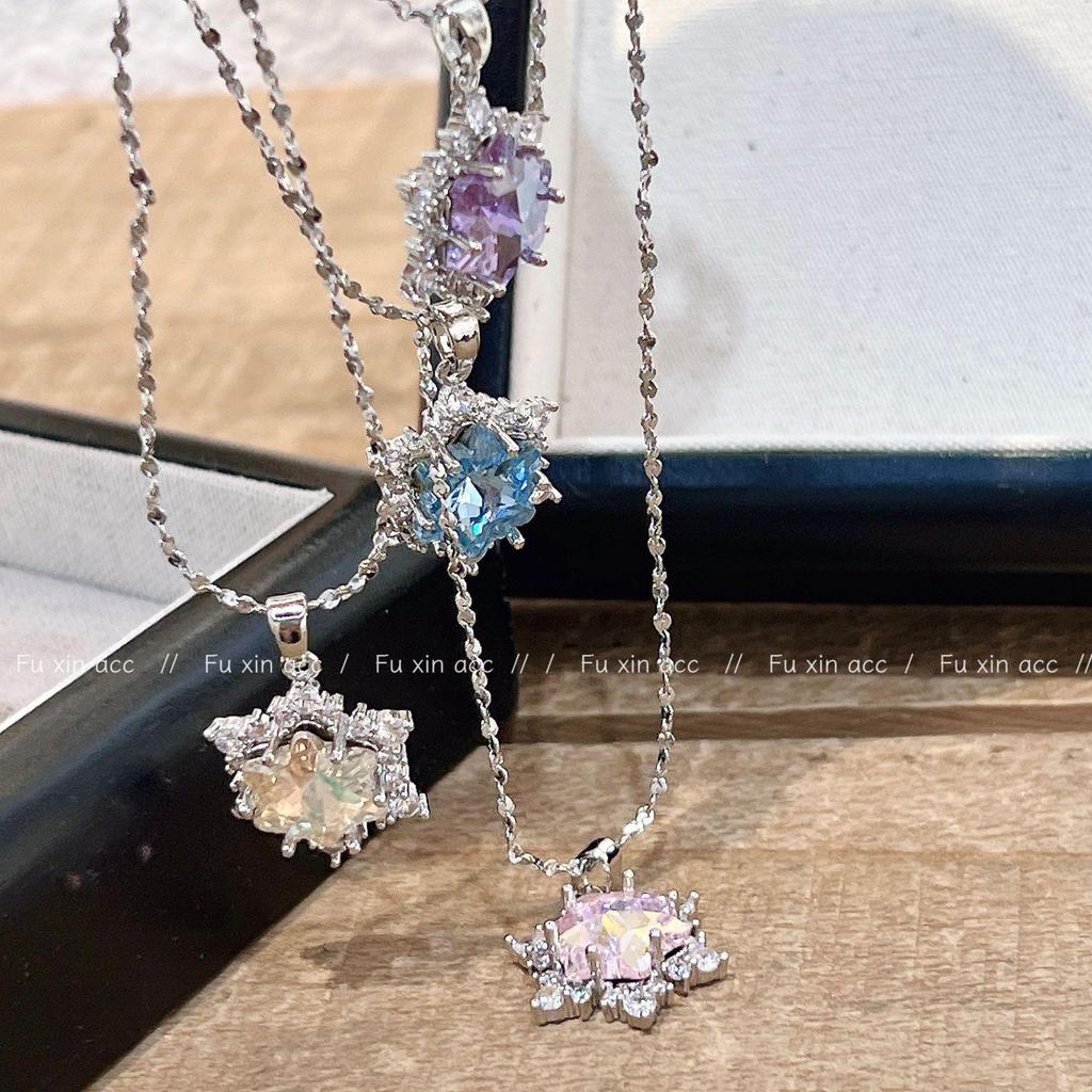 Four-Color Snowflake Necklace: Light Luxury Crystal Pendant, Unique Clavicle Chain for Girls, High-End Versatile Design.