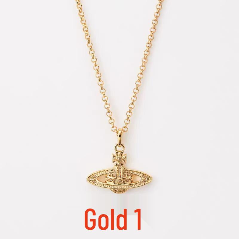 Цепочка «Сатурн» из титановой стали в стиле «императрица-вдова» с бриллиантами на ключице.