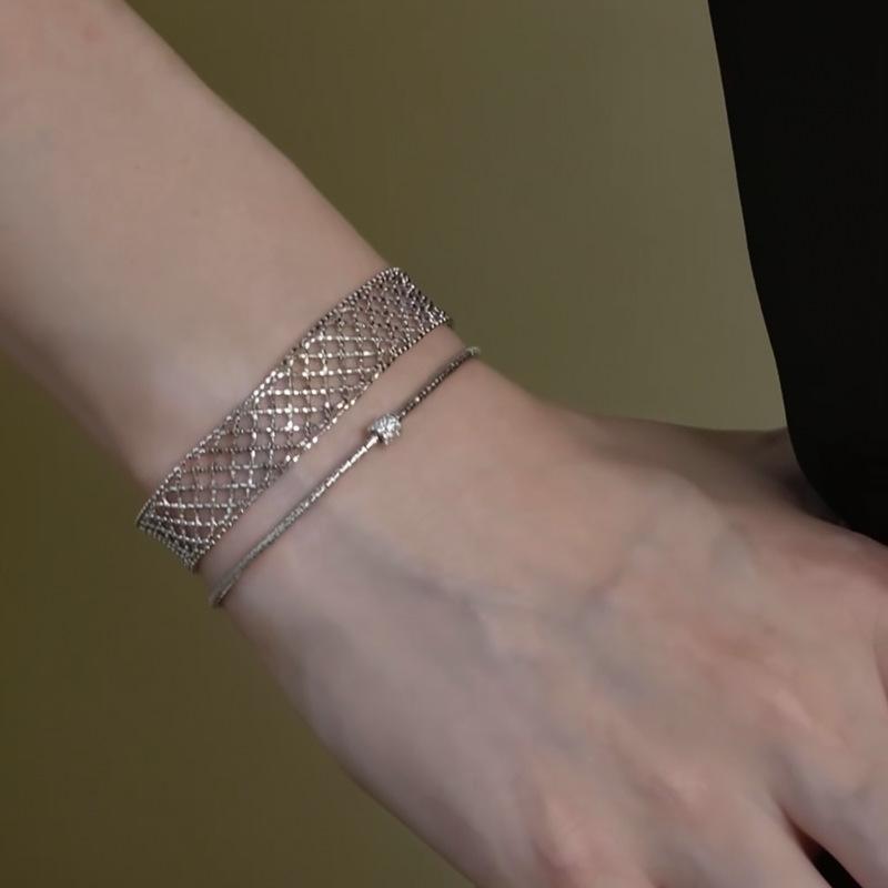 Silver Mesh Flowing Light Bracelet - Fashionable Wristband with a Simple Luxury Design