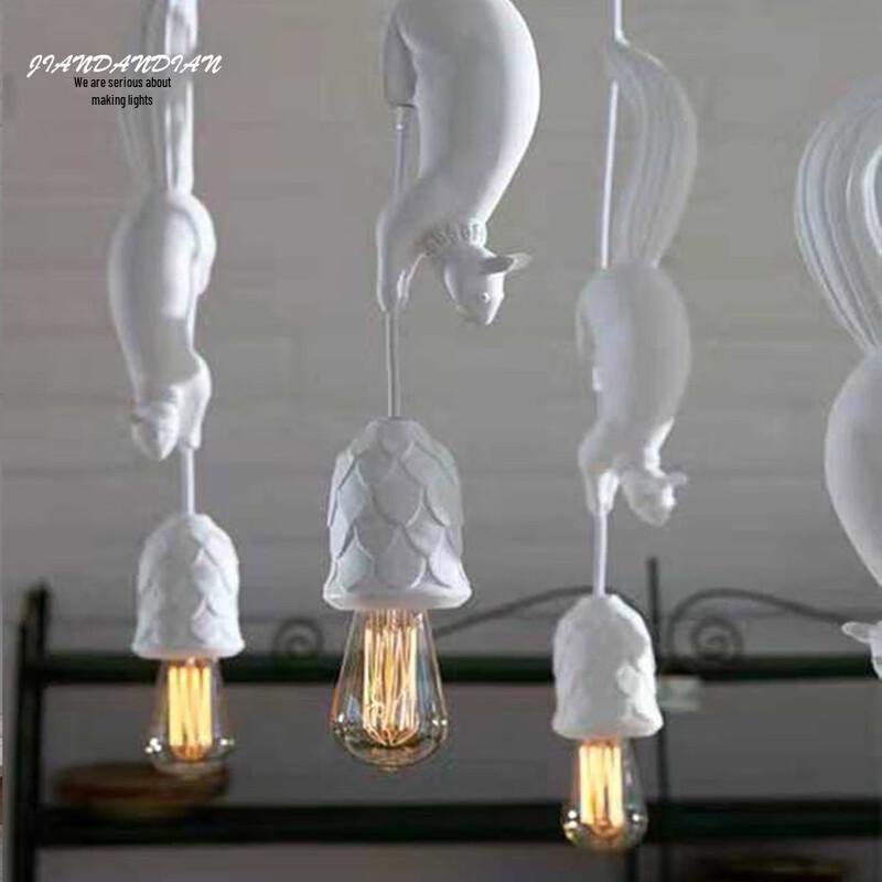 Oeny Severská LED závěsná lampa ve tvaru veverky