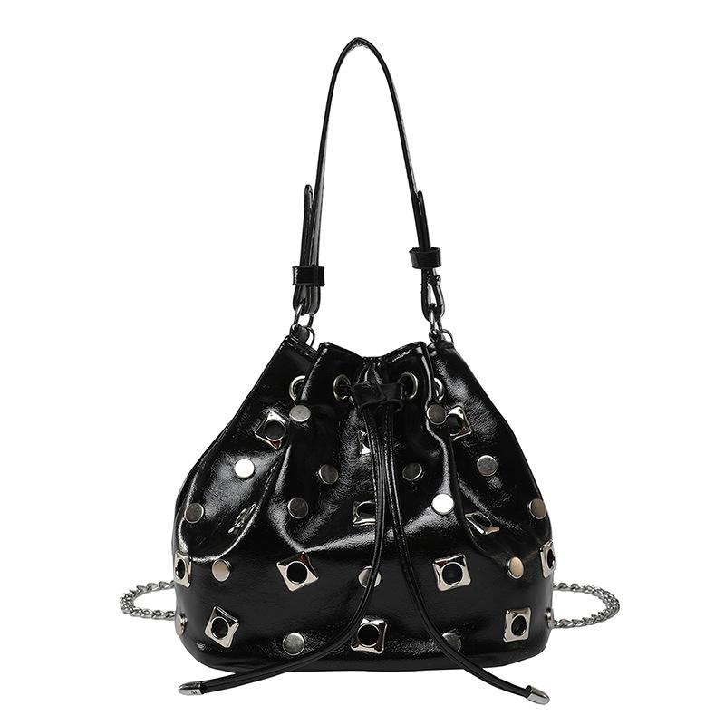 Bag 2025 New Niche Design Rivet Bag Foreign Style Hot Girl Portable Bucket Bag Female Messenger High Sense