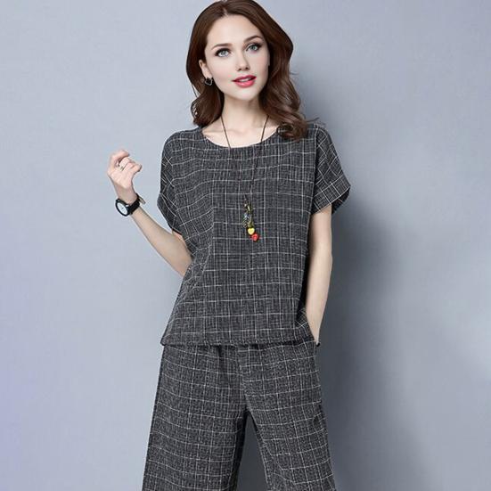 Dámský kostkovaný dvoudílný outfit, ležérní top s krátkým rukávem a kulatým výstřihem, sada zkrácených kalhot s kapsami, letní volná souprava na doma