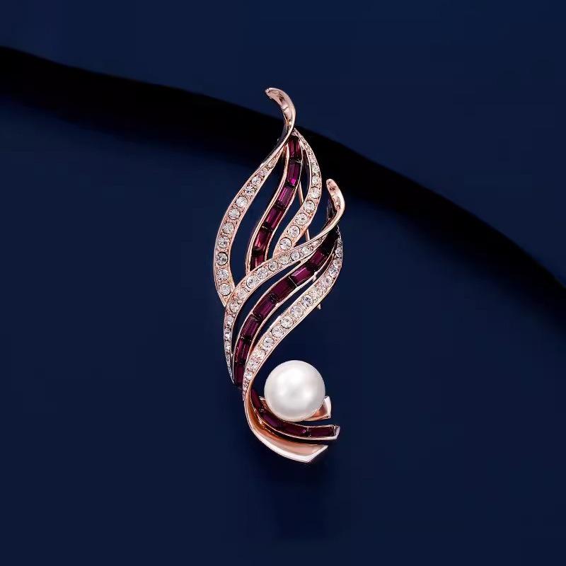 The Orchid Brooch for Women Is Exquisite and Unique. It Features A Leaf Corsage with A Niche Design and A Pearl Brooch