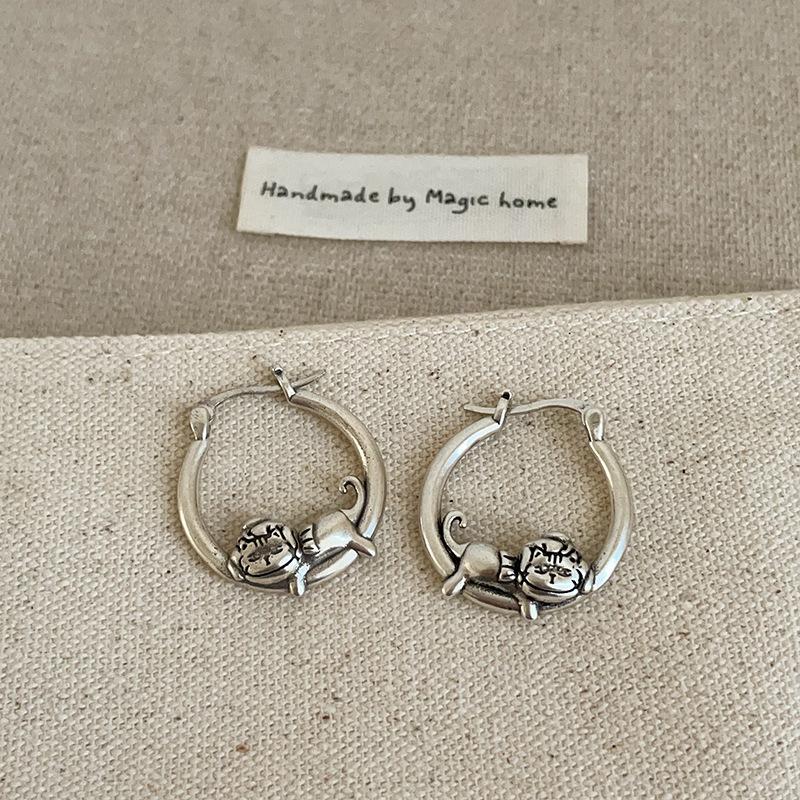 

Забавные лежачие плоские гнилые старые кошачьи металлические ушные пряжки женские нишевые дизайн милые универсальные серьги для поездок на работу