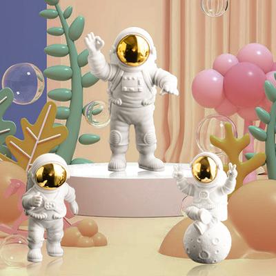 Astronaut Ornament Gelber Mond Umgebungslicht Büro Weinkühler Dekorationen Modernes Astronaut Desktop Ornament Modellierung