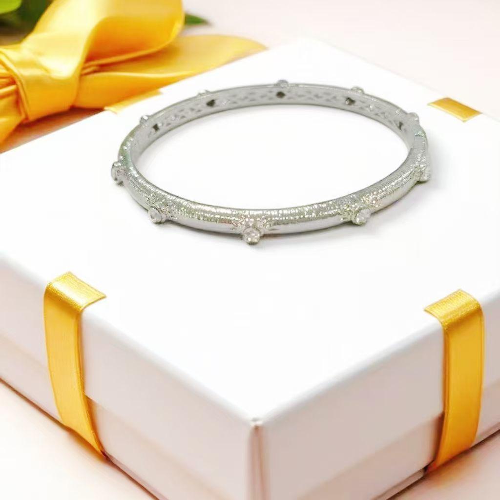 Baroque Snowflake Bracelet: Retro Court Style Bangle for Women